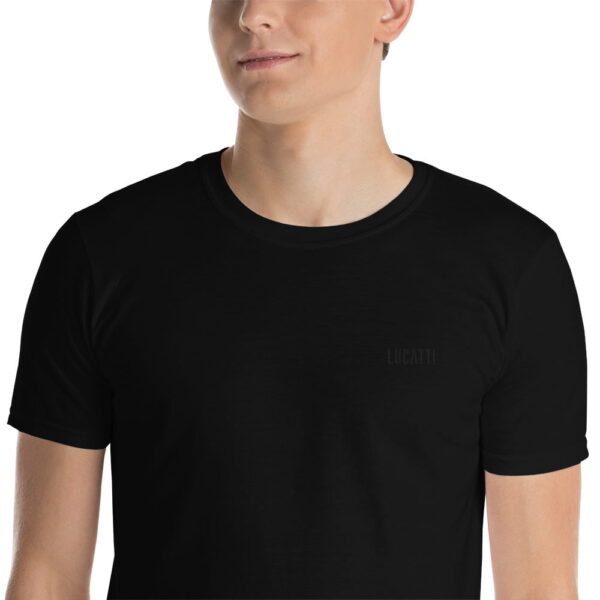 Camiseta básica hombre negro cuello redondo bordado