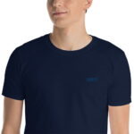 Camiseta básica hombre azul marino cuello redondo bordado
