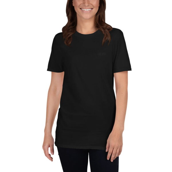 Camiseta básica mujer negro cuello redondo bordado